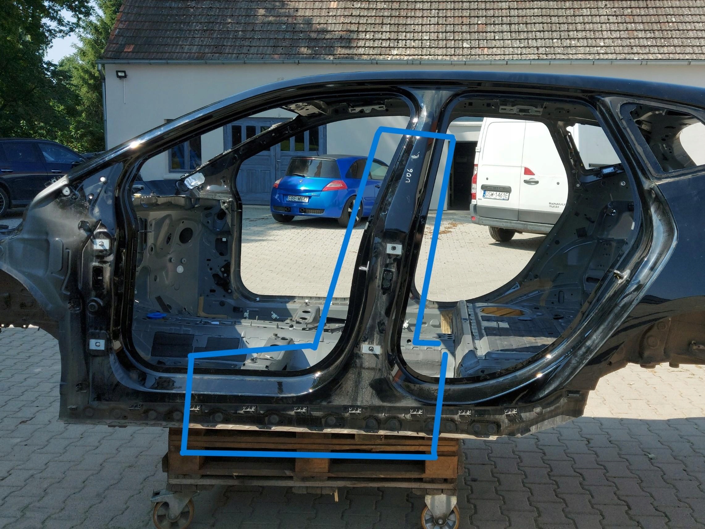 BMW U06 200i vasen kynnyspylväs 668