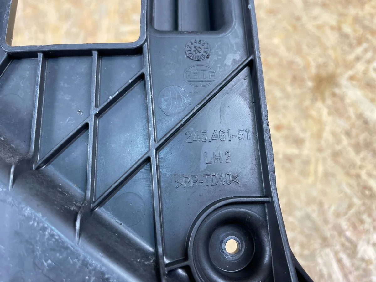 Tesla Model 3 ajovalon kiinnike vasen image 9