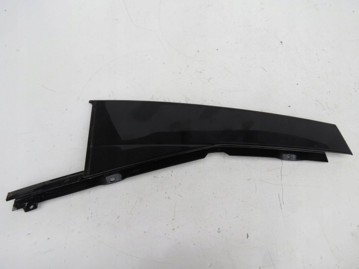 Vasen etuoven lista Volvo V70 III 3.2 B R6 243 hv 07-16 093272