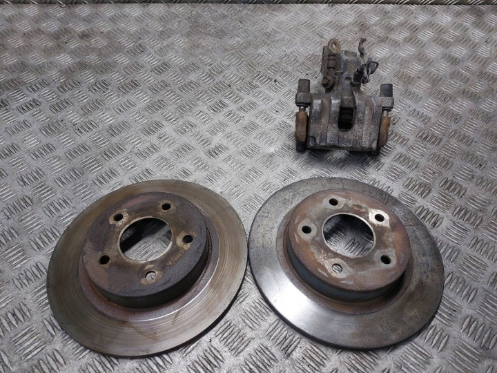 Disques de frein arrière + étrier droit Nissan Primera P12