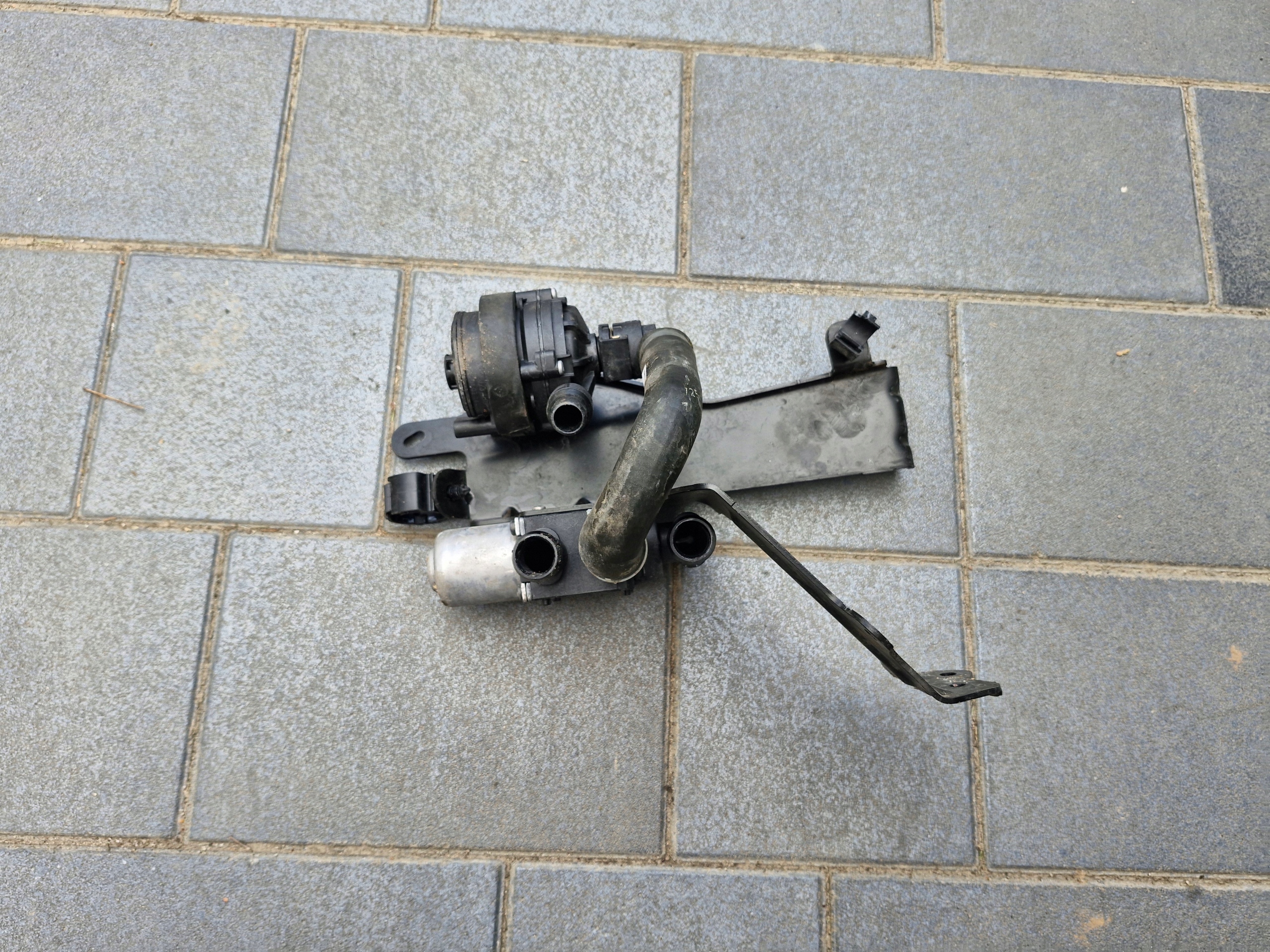 BMW g21 g20 g22 g26 g30 staffa supporto valvola pompa acqua