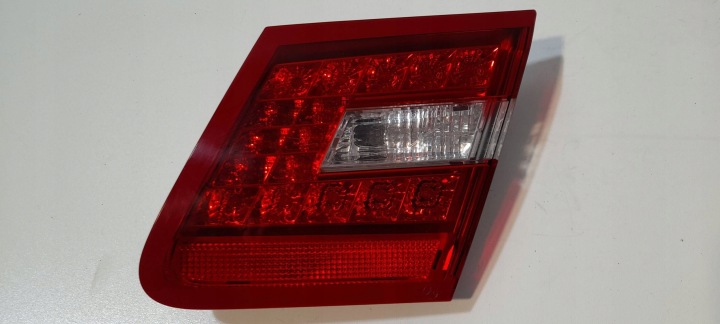 Mercedes-Benz E W207 Takavalaisin oikea takaluukkuun A2078200464R (R381)