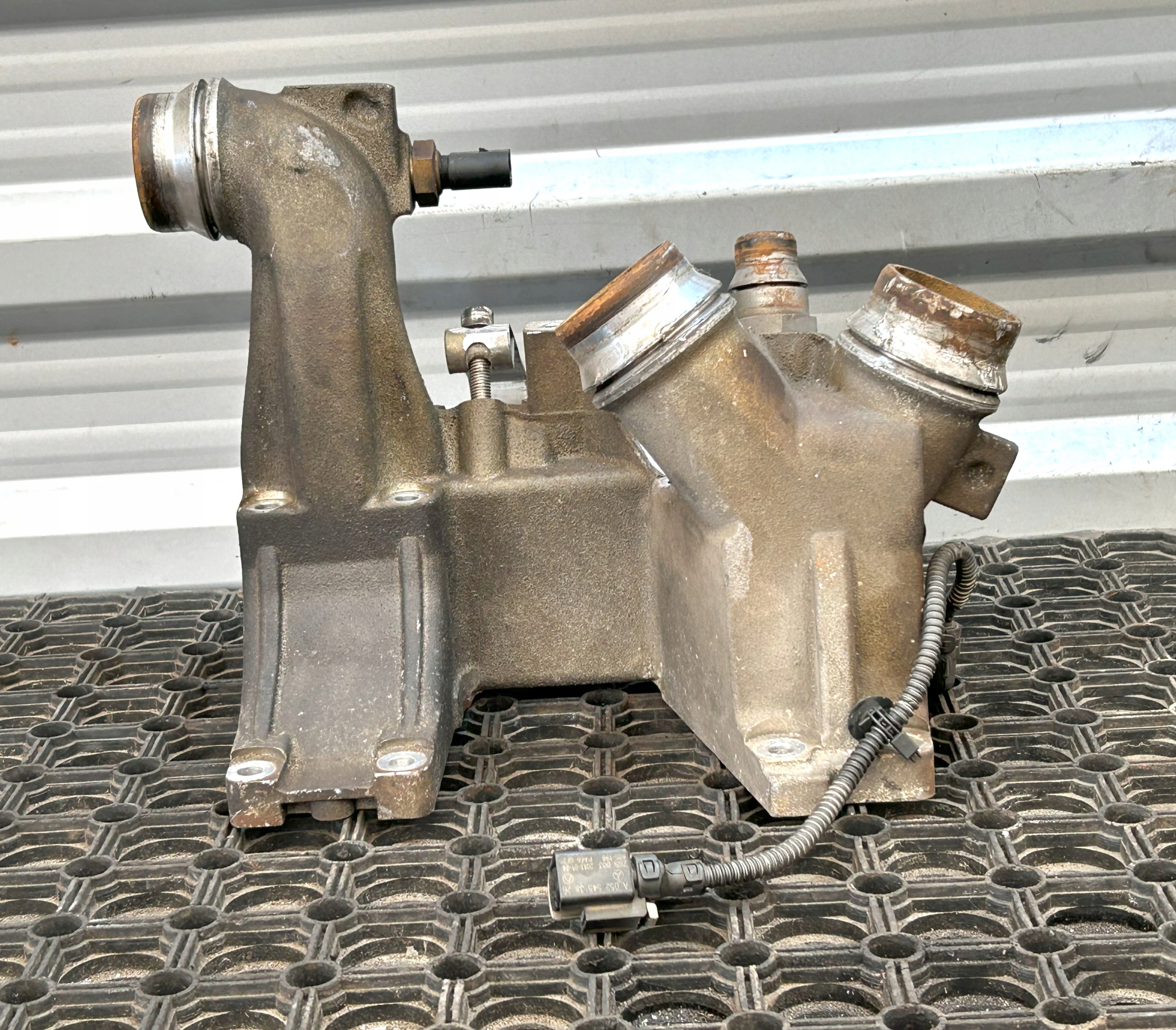 Zylinderkopfverteilergehäuse Mercedes Actros MP4 A4702031561 A4702033561 image 2