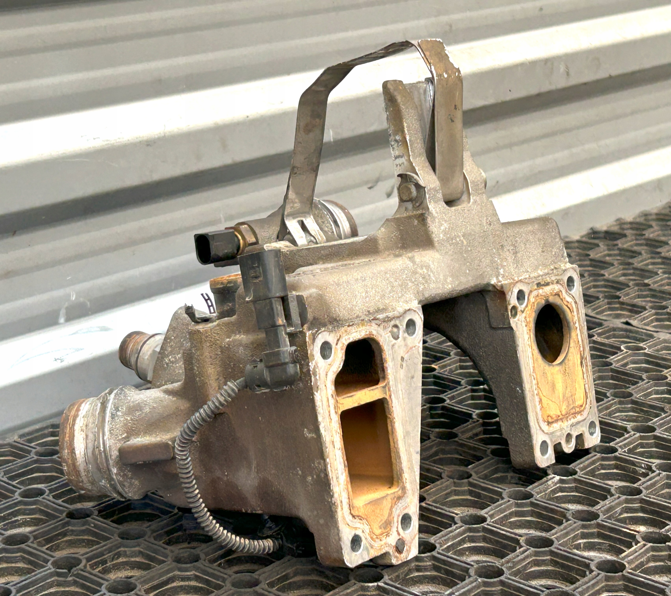 Zylinderkopfverteilergehäuse Mercedes Actros MP4 A4702031561 A4702033561 image 6