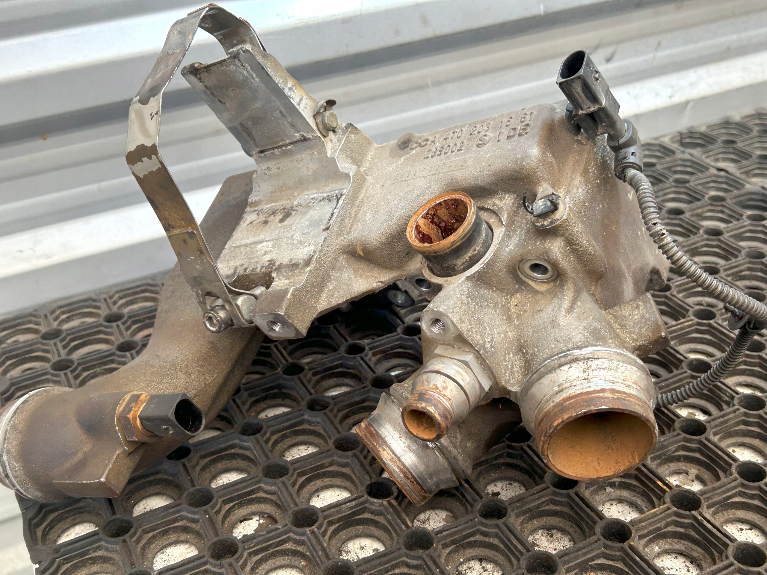 Zylinderkopfverteilergehäuse Mercedes Actros MP4 A4702031561 A4702033561 image 8