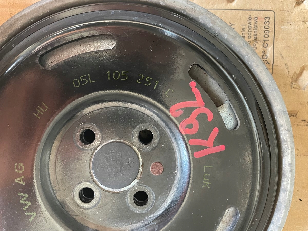 AUDI A4 A5 A6 2.0 TDI VETOPYÖRÄ 05L105251C