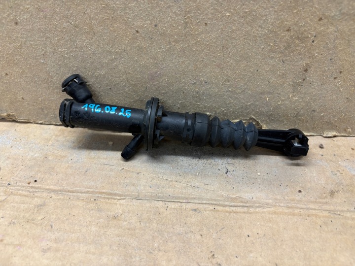 Kytkimen pumppu Renault Twingo III nesteen säiliöllä 460914024R