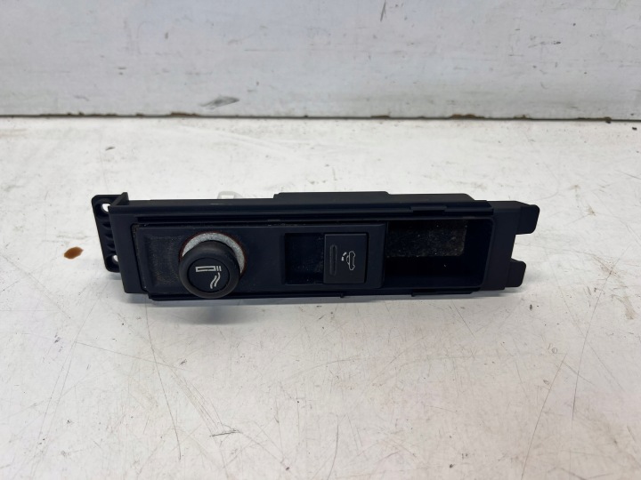 Sytytyssylinterin pistoke kattomekanismi Audi A3 8P Cabrio 8P0863284D 8P7863284B OK