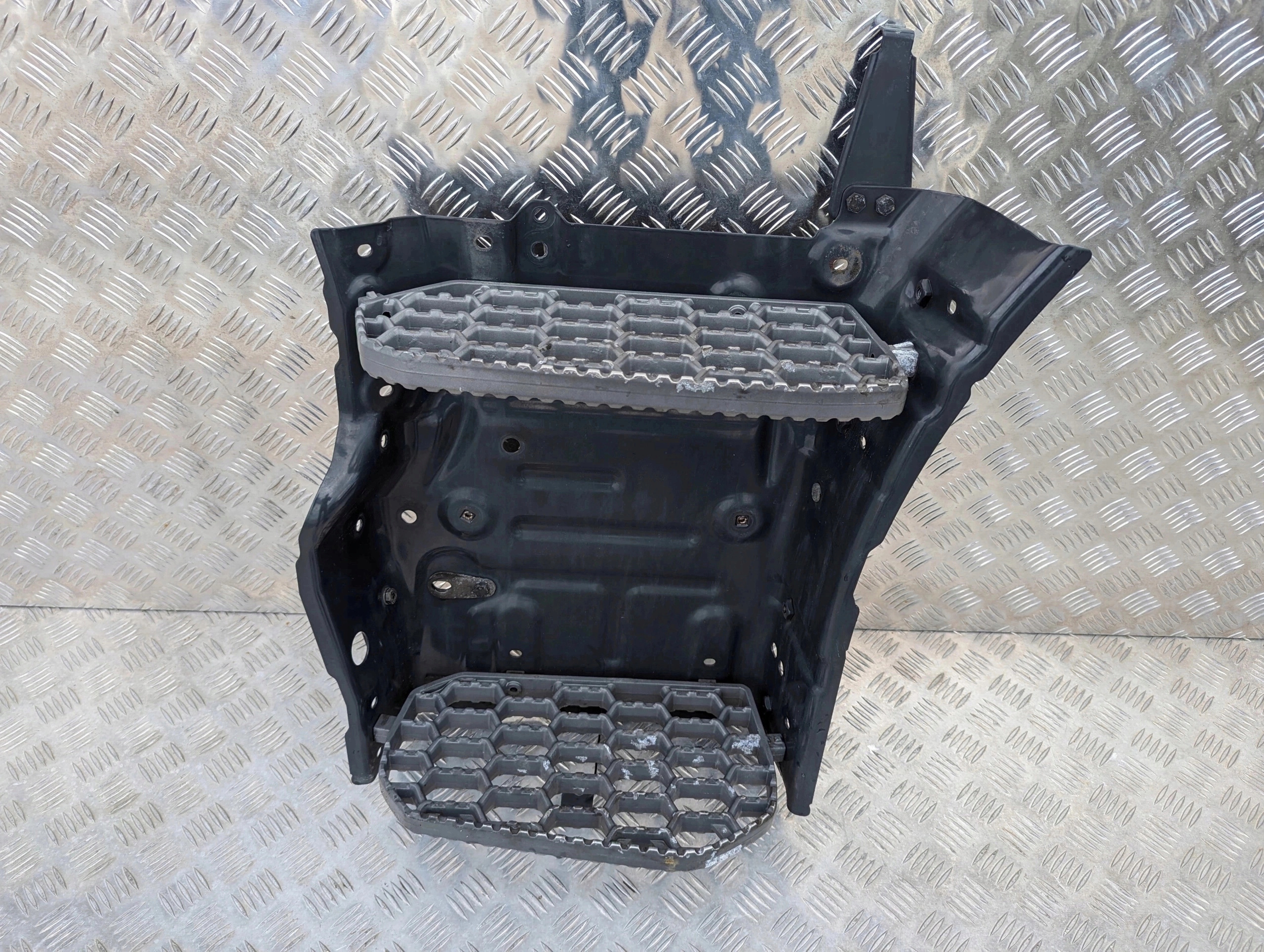 Marchepied en tôle Scania R NTG (2554007,2553994,2564609) image 2