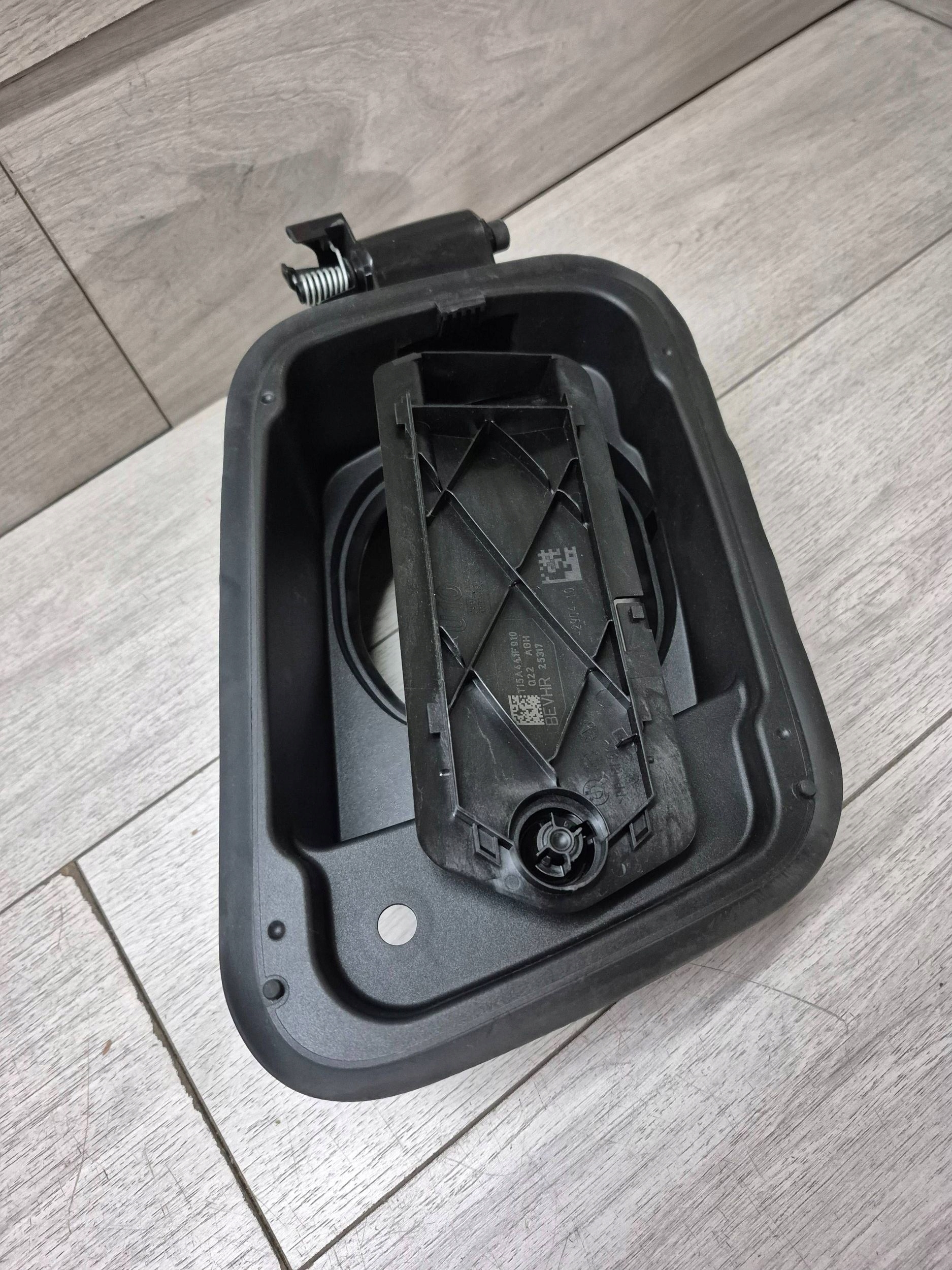 13946. BMW X2 U10 Polttoainetäytön tulppa 5A441F9