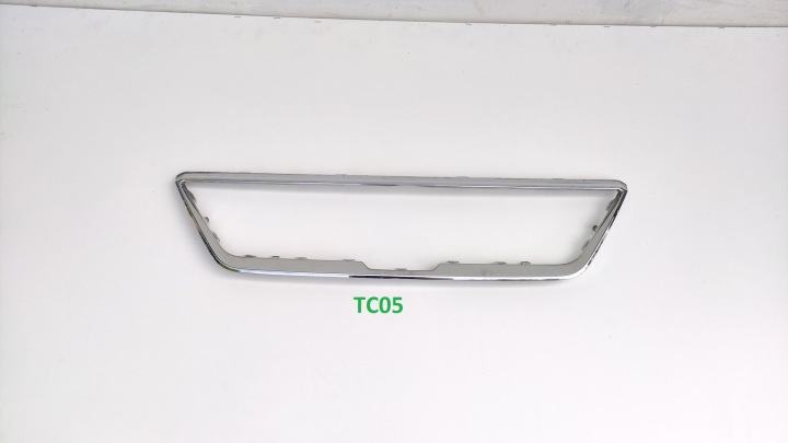 SEAT IBIZA V 6F0 17- Etusäleikön kromikehys (TC05)