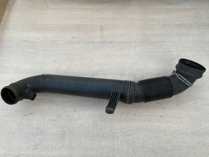 Ilmanputki välijäähdyttimelle VW Passat CC Golf VI Audi A3 Q3 - 1K0129654BE