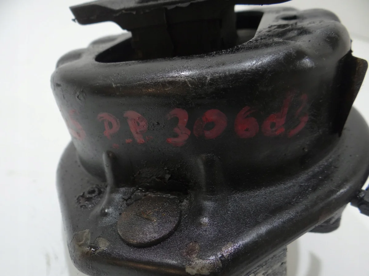 BMW OE 6771918 Soporte Motor Usado image 6