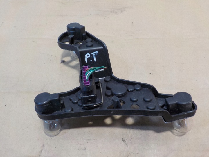 Bevestiging rechter achterlamp Toyota Avensis T25 89028783