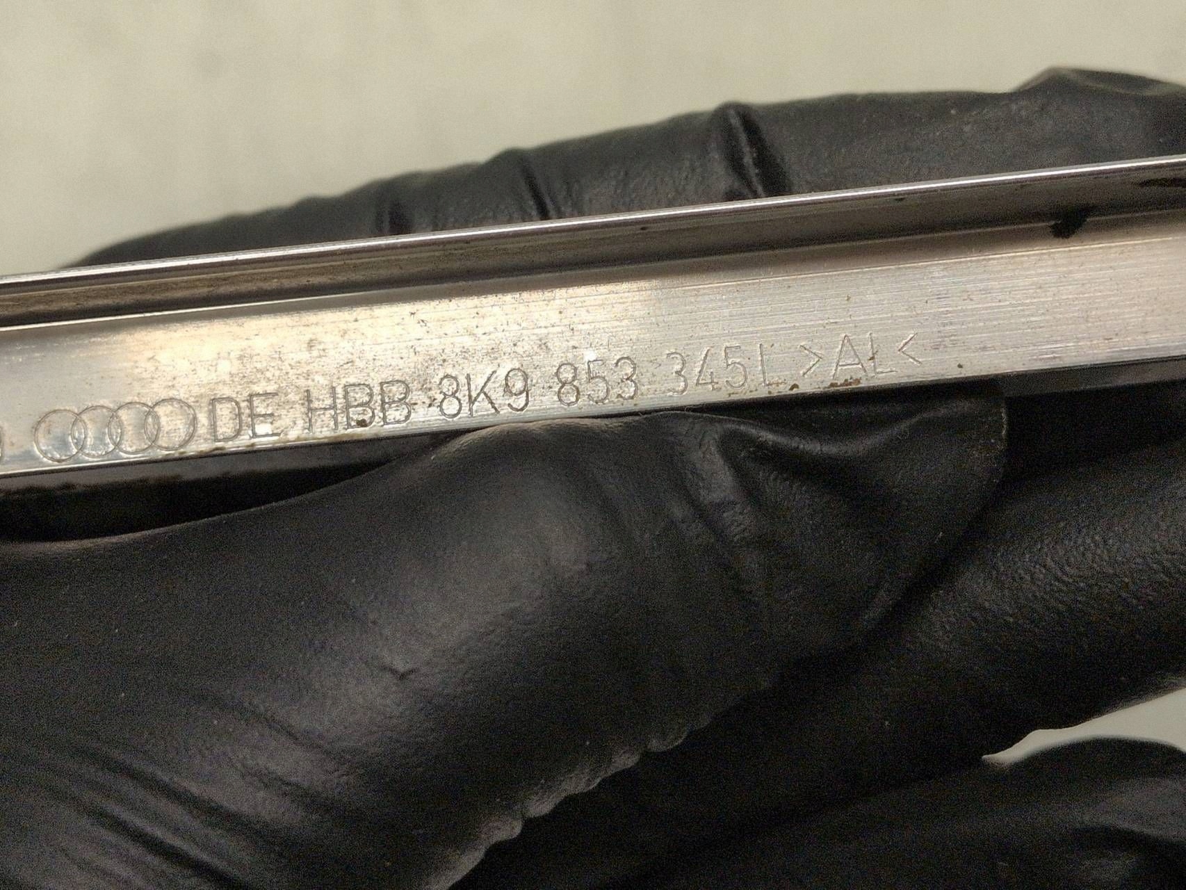 Audi OE 8K9853345L Bakrutslist vänster sida image 6