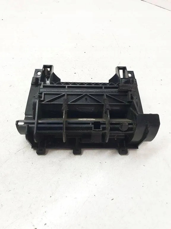 Tuhkakuppi Audi A4 B7 B6 OEM 8E0857951F Kalansuomu