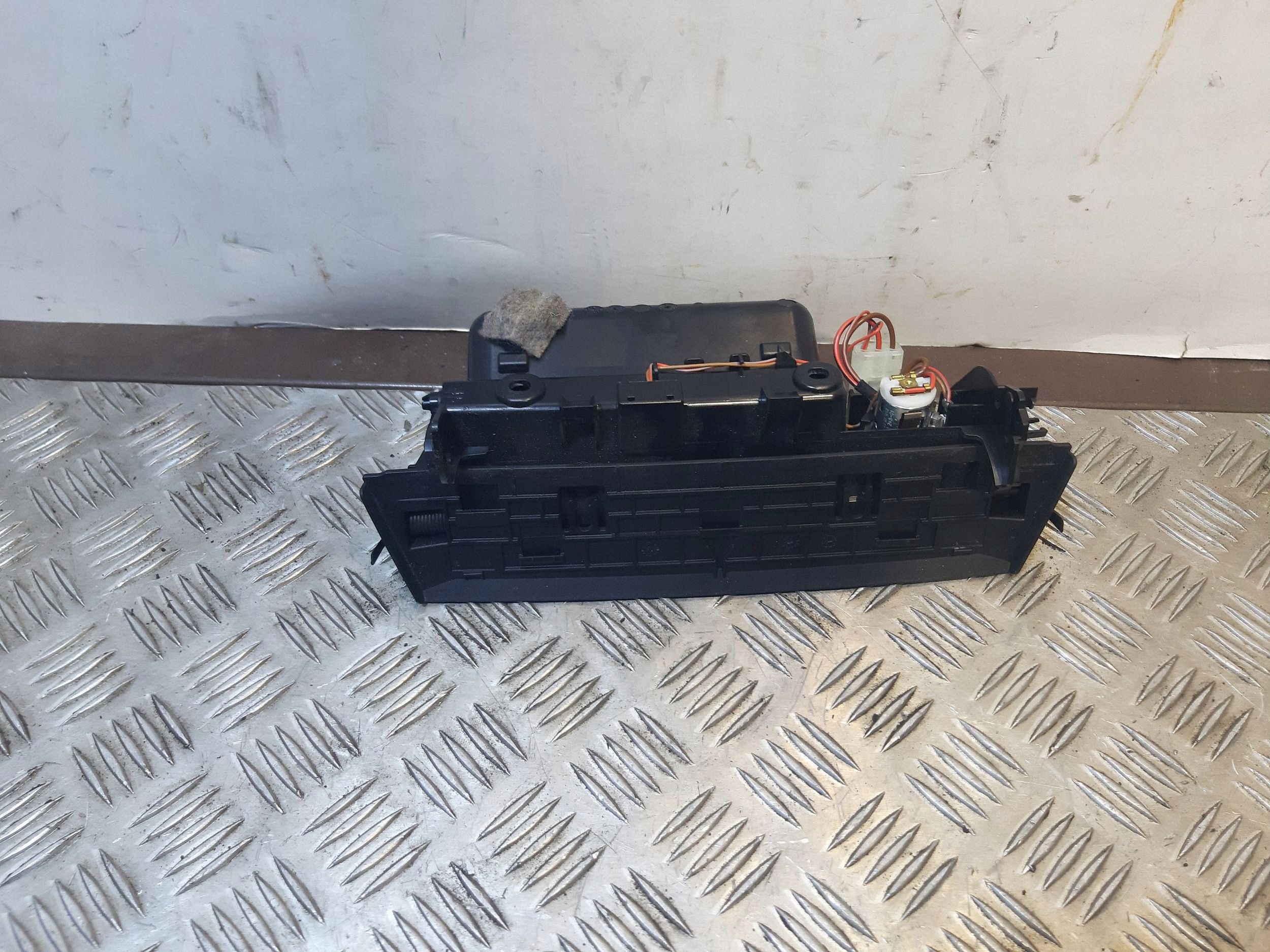 BMW 911931708 Vordere Tunnelaschenbecher für 7er image 3