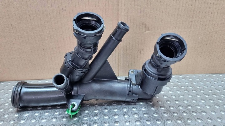 Termostaatin kotelo 04L121071F A3 Golf VII Octavia III 1.6TDI