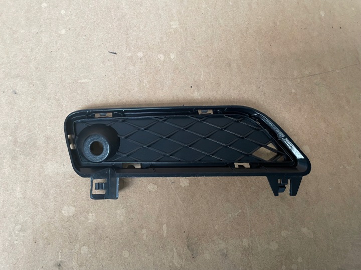 BMW OE 51117249595 etusäleikkö halogenille