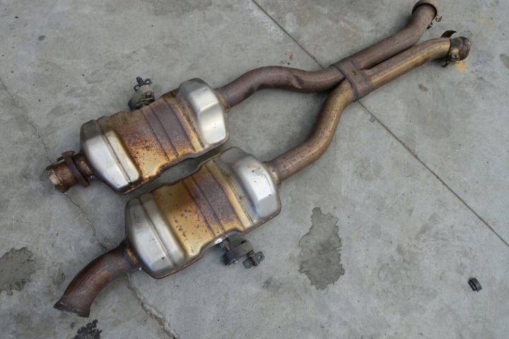 Mercedes W164 X164 GL 4.7 5.5 keskimmäinen äänenvaimennin vasen oikea 1644900015