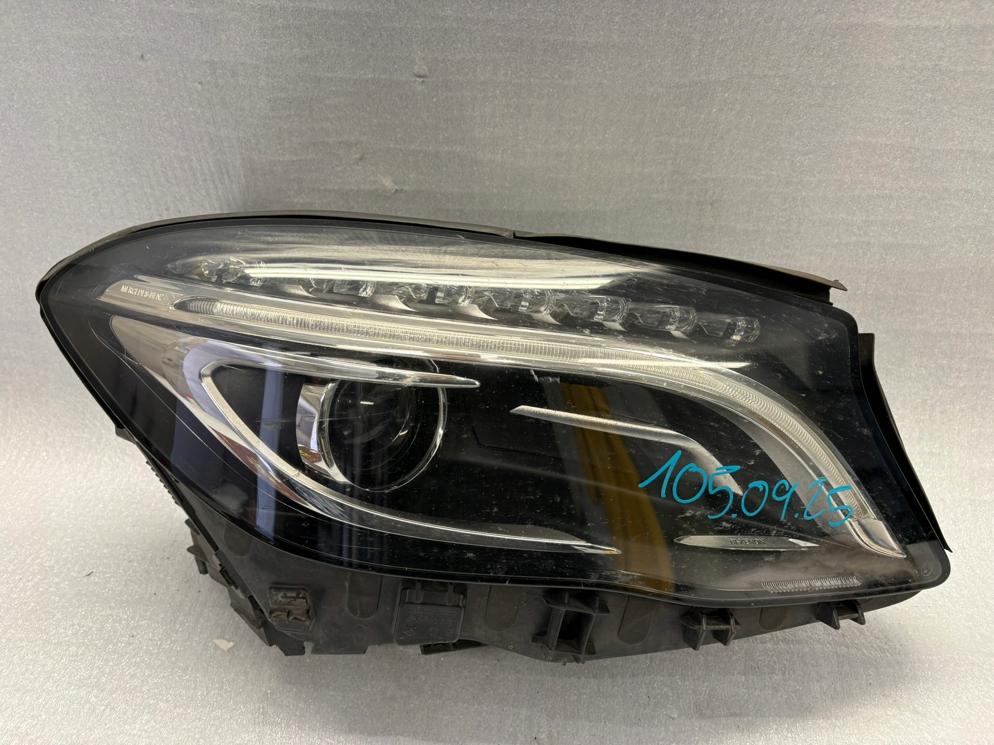 Farol direito dianteiro Mercedes GLA W 156 Bi-xenon image 2