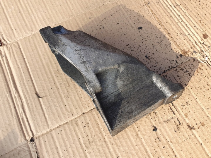 8D0199307P supporto motore VOLKSWAGEN PASSAT B5 2000r 1.9 tdi anteriore FL