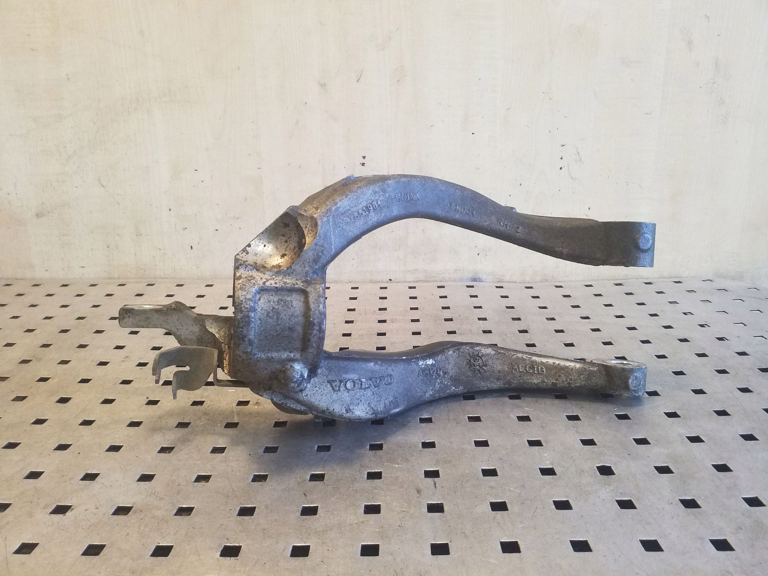 Volvo XC90 II oikea iskunvaimenninkitangon haarukka OEM 31681984 image 2