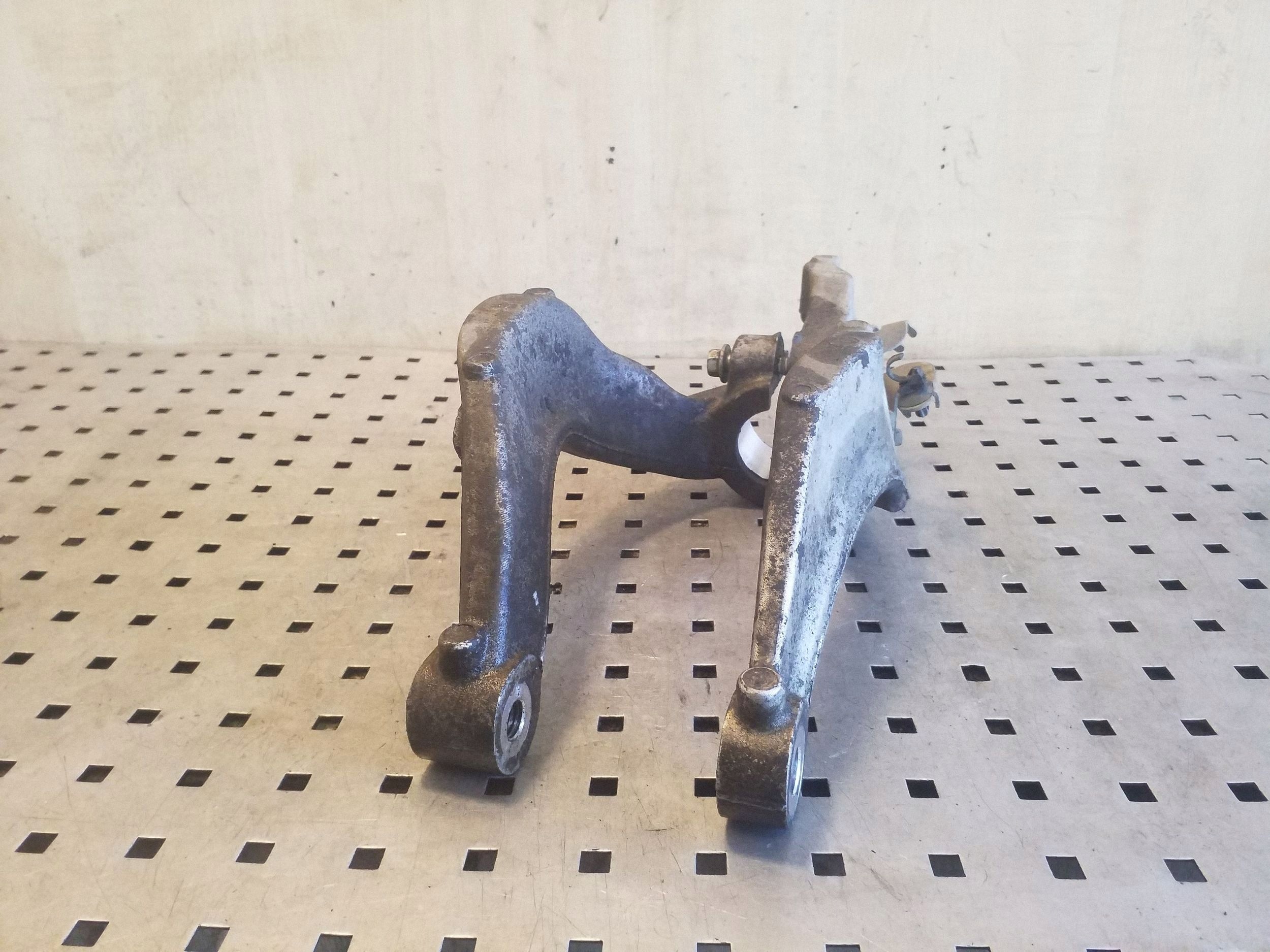 Volvo XC90 II oikea iskunvaimenninkitangon haarukka OEM 31681984 image 4