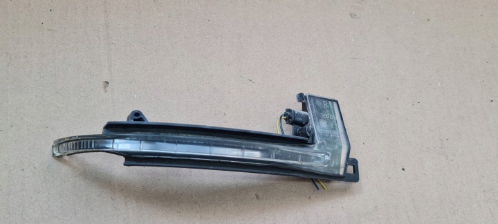 AUDI A3 II 8P A4 A5 A8 Etuvalo oikea LED