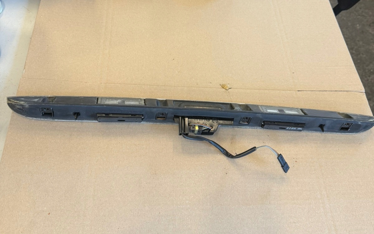 MINI Cooper R50 Heckklappenblende OEM 0461700 - Gebraucht image 2