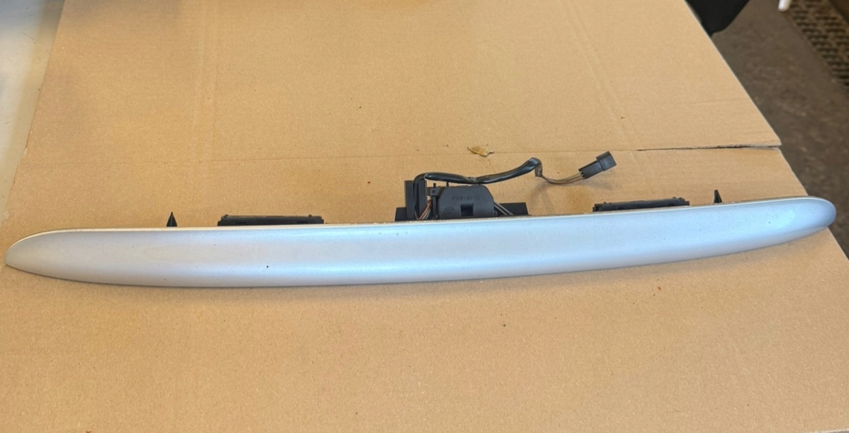 MINI Cooper R50 Heckklappenblende OEM 0461700 - Gebraucht image 4