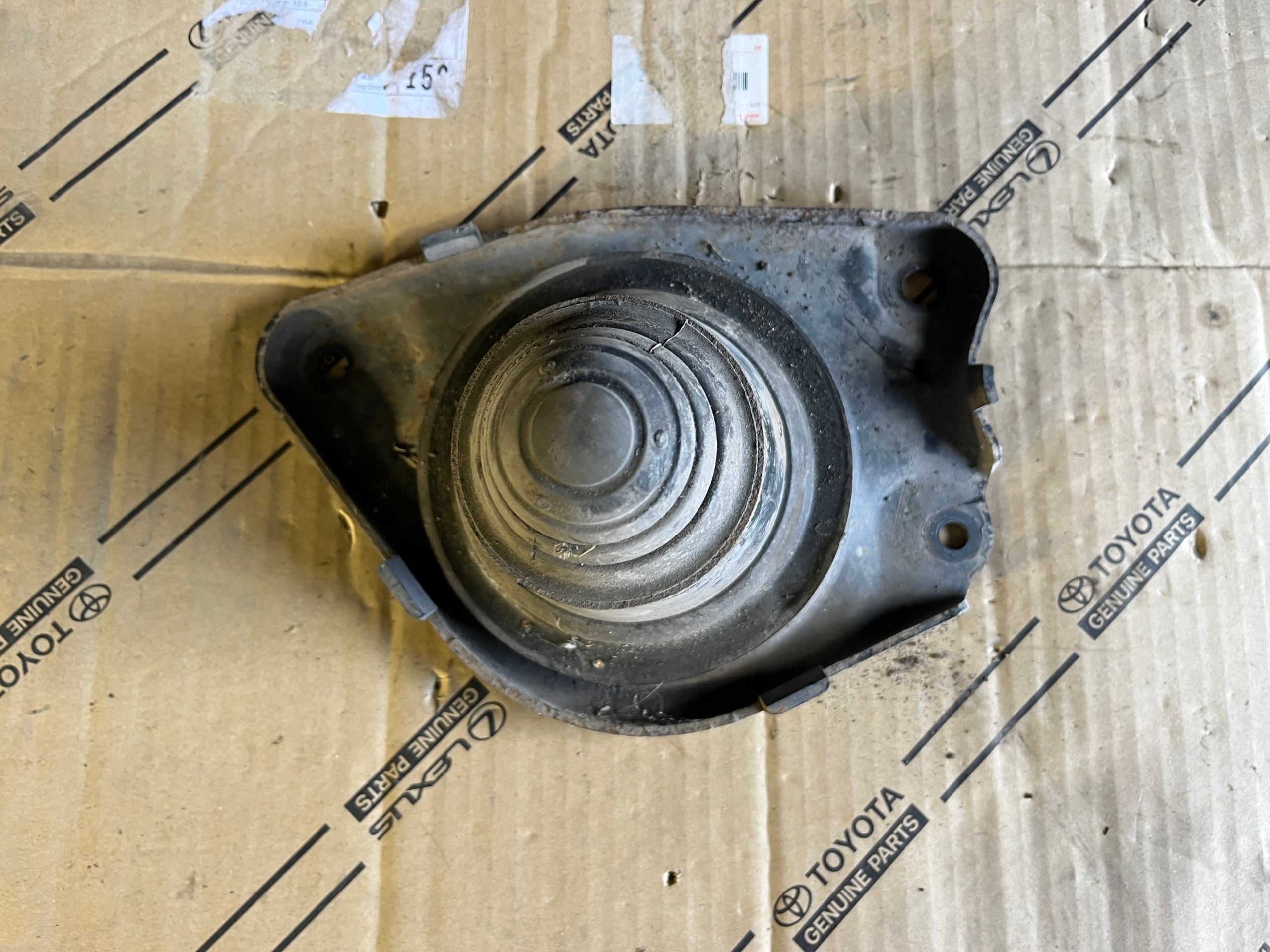 Bumper montagekussen rechts achter OEM 48064-0E010 image 2