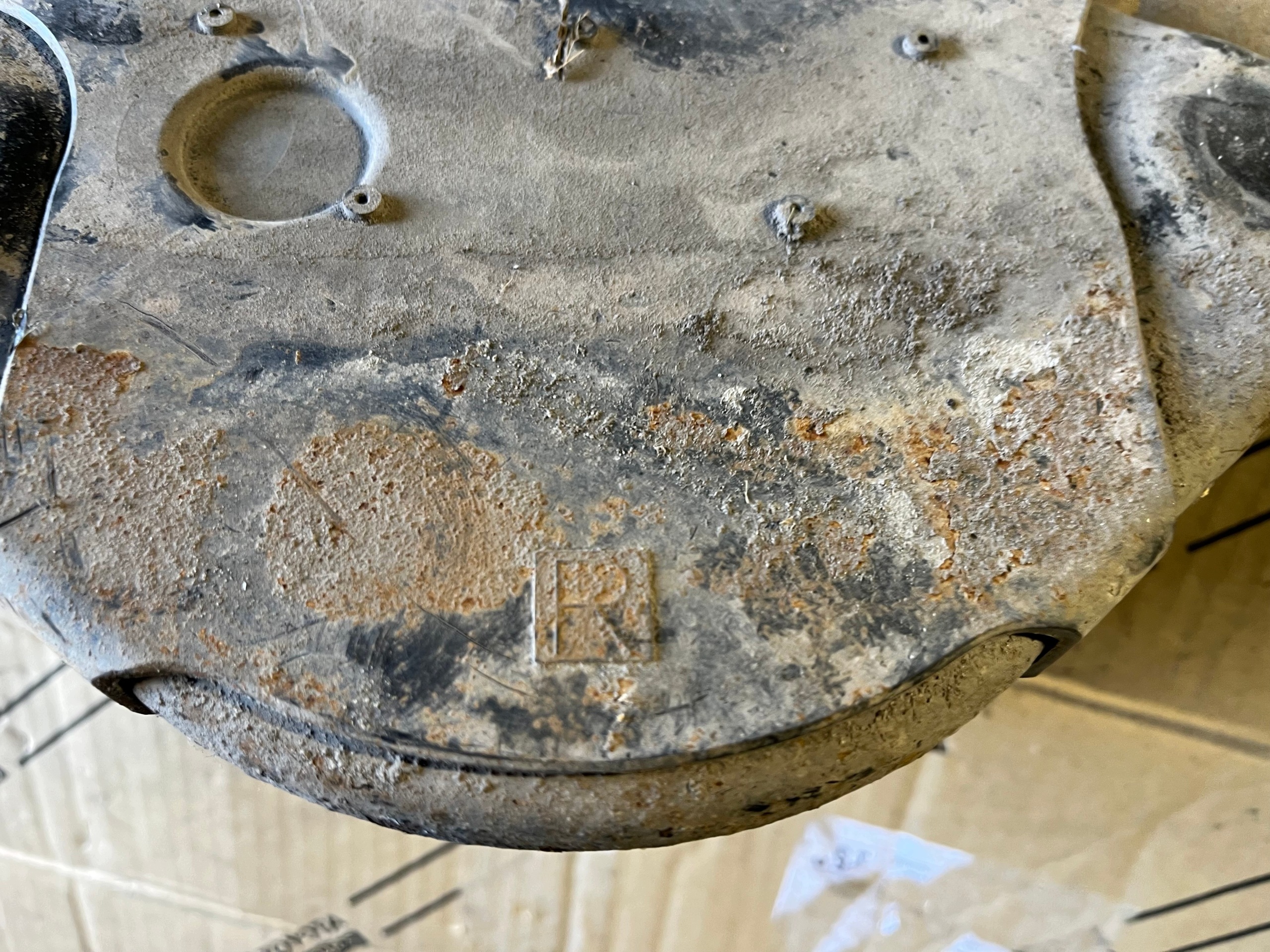Puskurin kiinnitystyyny oikea taka OEM 48064-0E010