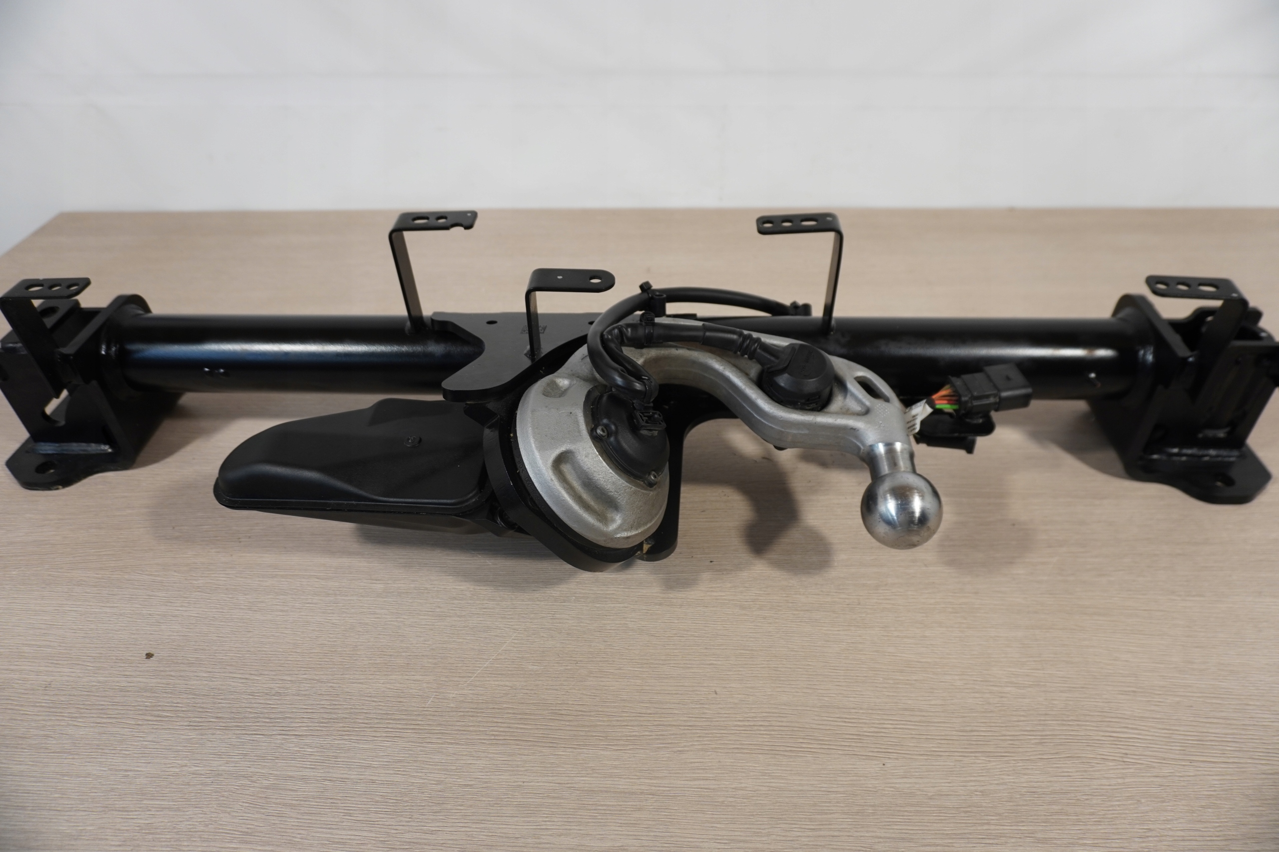 BMW 5 G60 G61 Electric Tow Hitch 5A07097 image 2