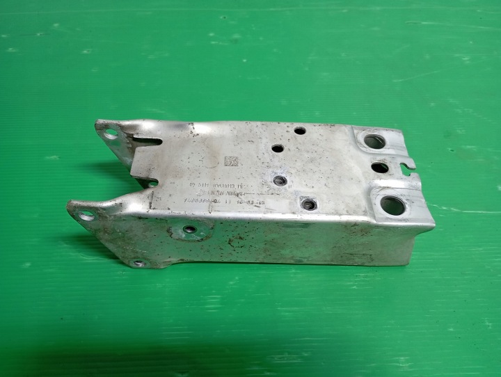 Vasemman etupuskurin törmäysvyöhyke MINI F55 F56 F57 51117406389