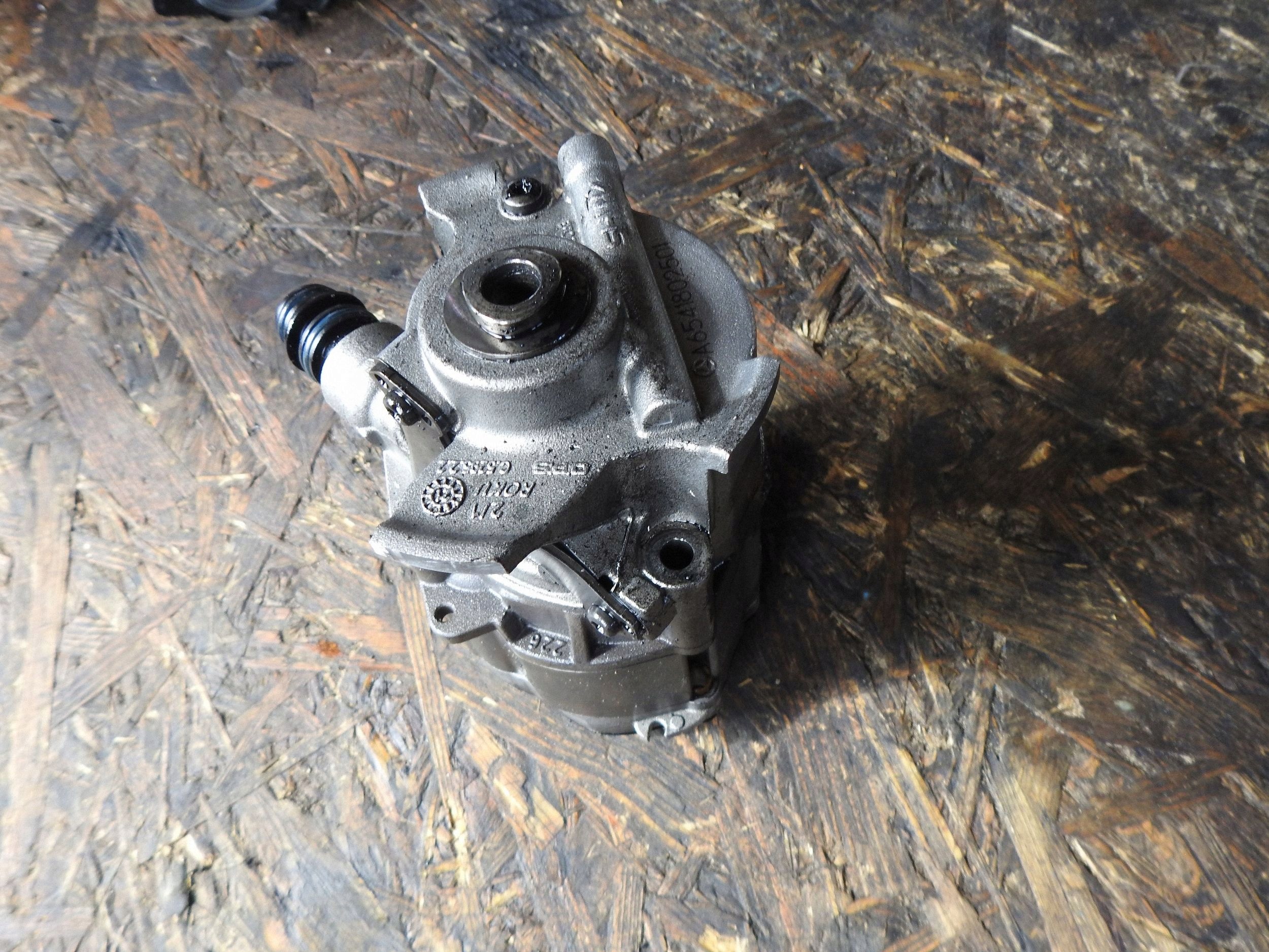 Pompe à huile OEM A6541802501 pour Mercedes Sprinter image 3
