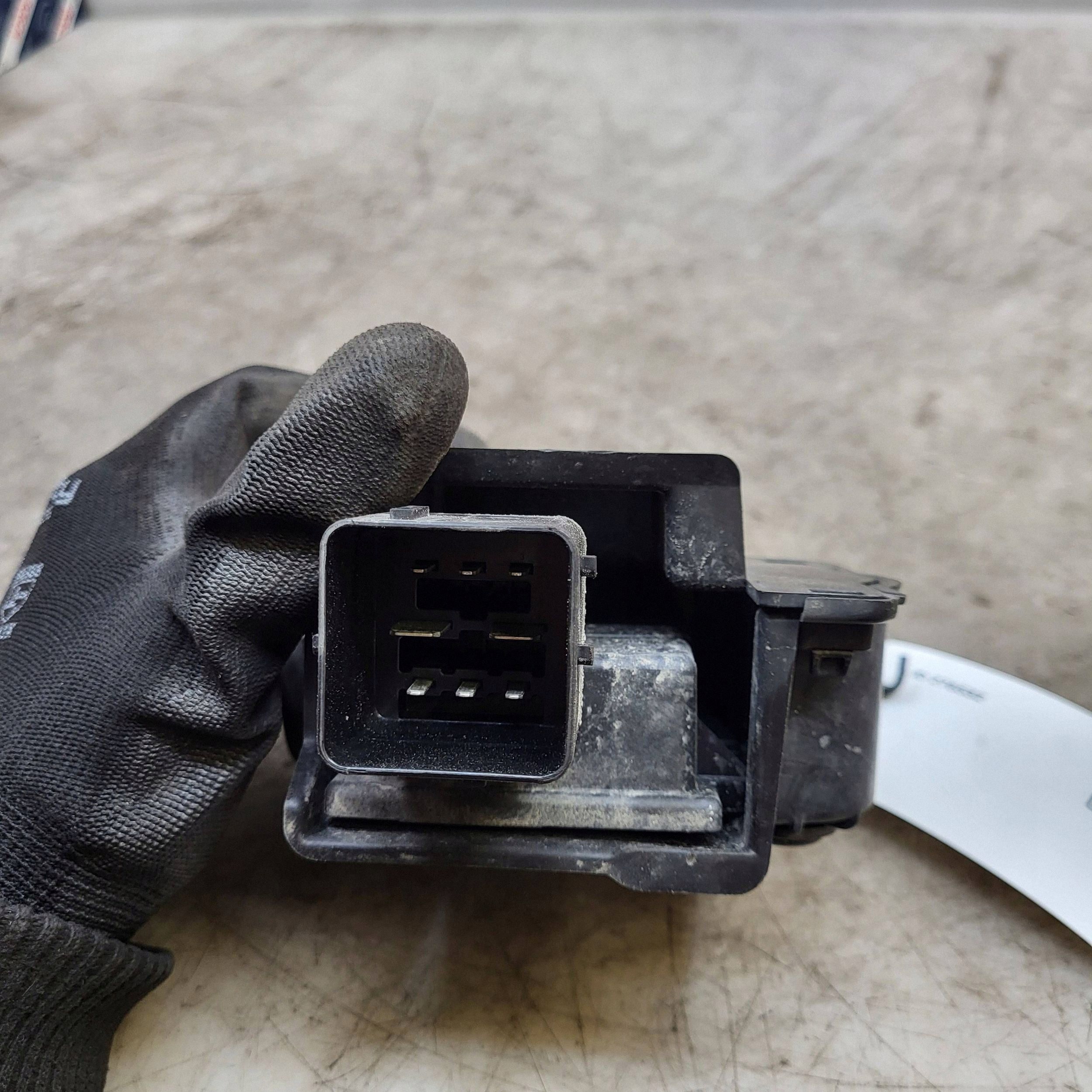 Start-Stop-modulin kansi OEM 9801808680 Peugeot Citroenille
