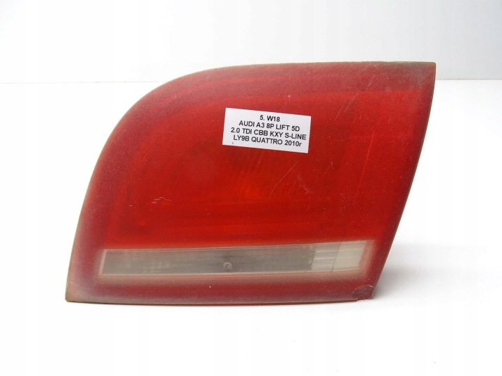 Oikea takavalo takaluukussa 8P4945094D AUDI A3 8P LIFT 5D S-LINE