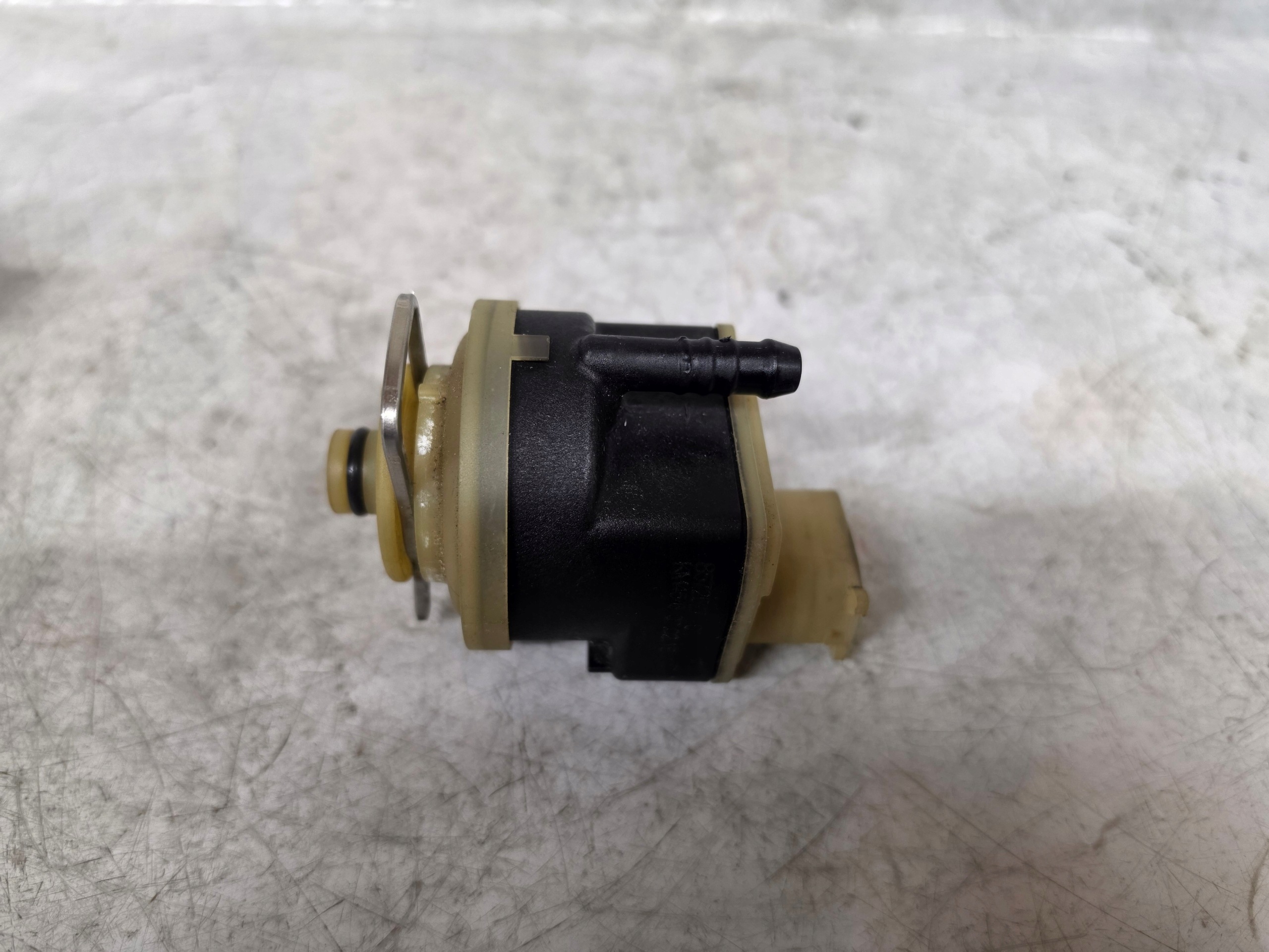 BMW Polttoainesuodattimen lämmitysletkun pidike OEM 8572519 image 3
