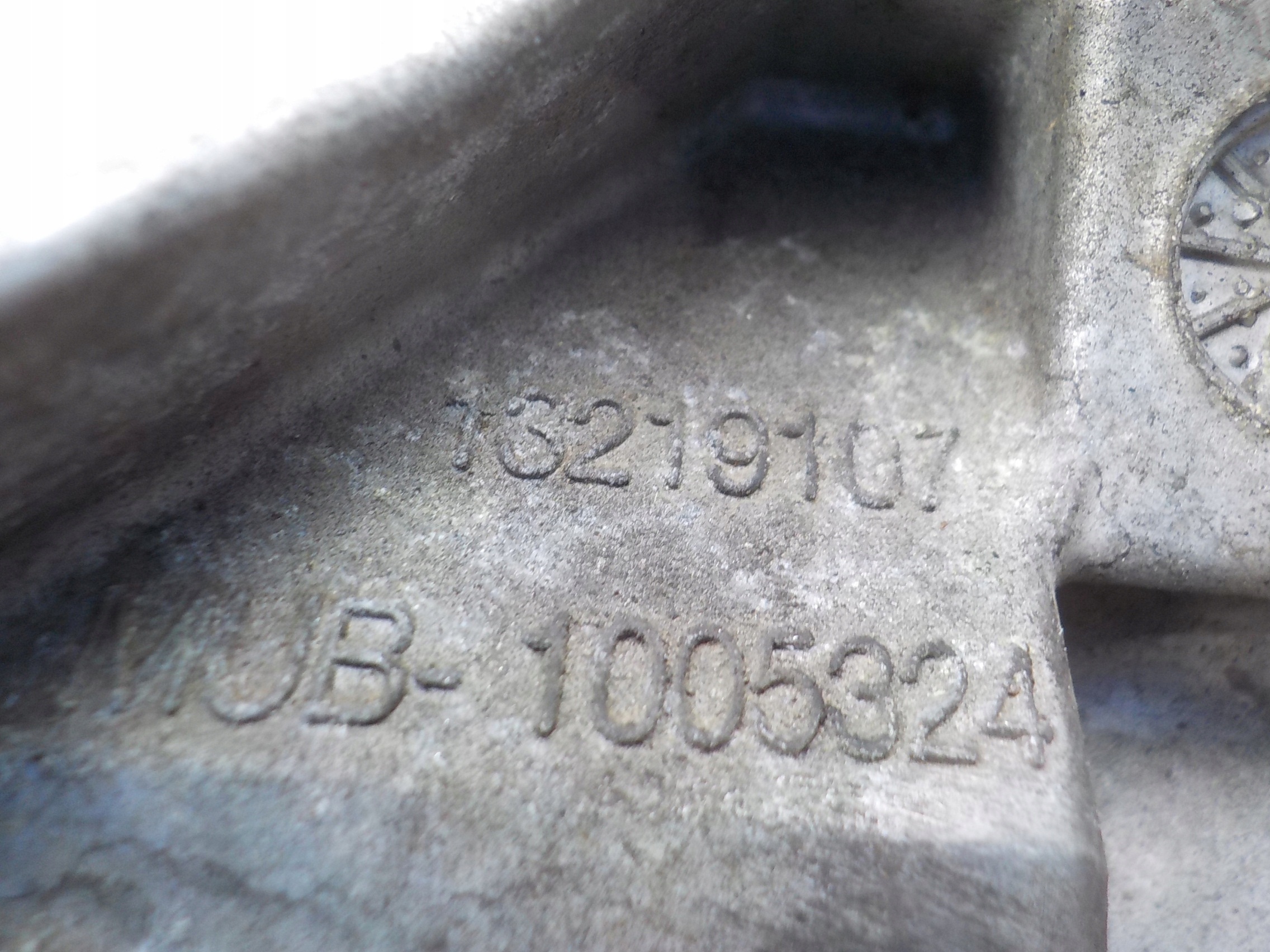 OEM 13219107/13228232 Drive Shaft Support Bracket image 9