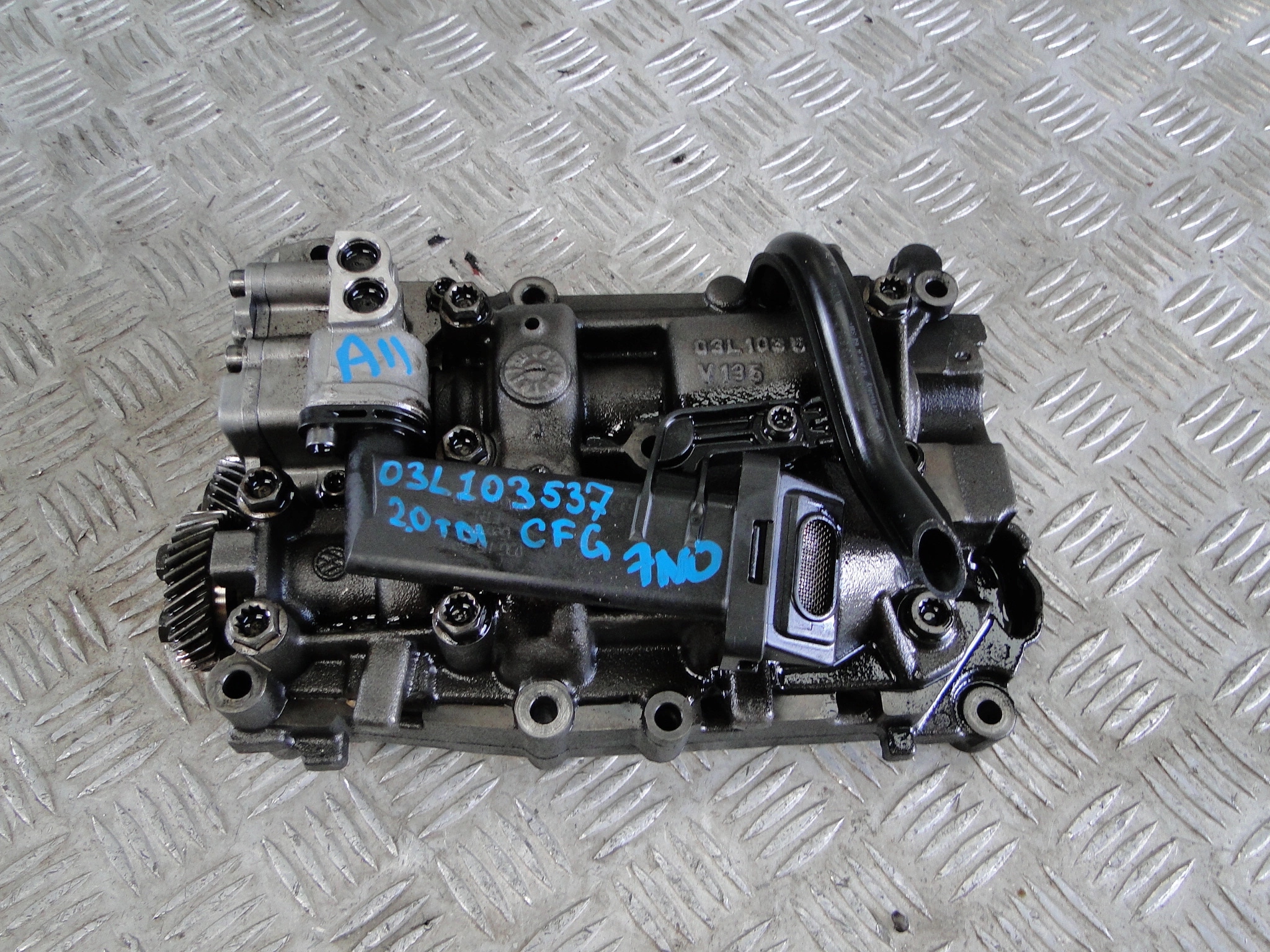 Öljypumppu Audi A4 B8 2.0TDI OEM 03L103537