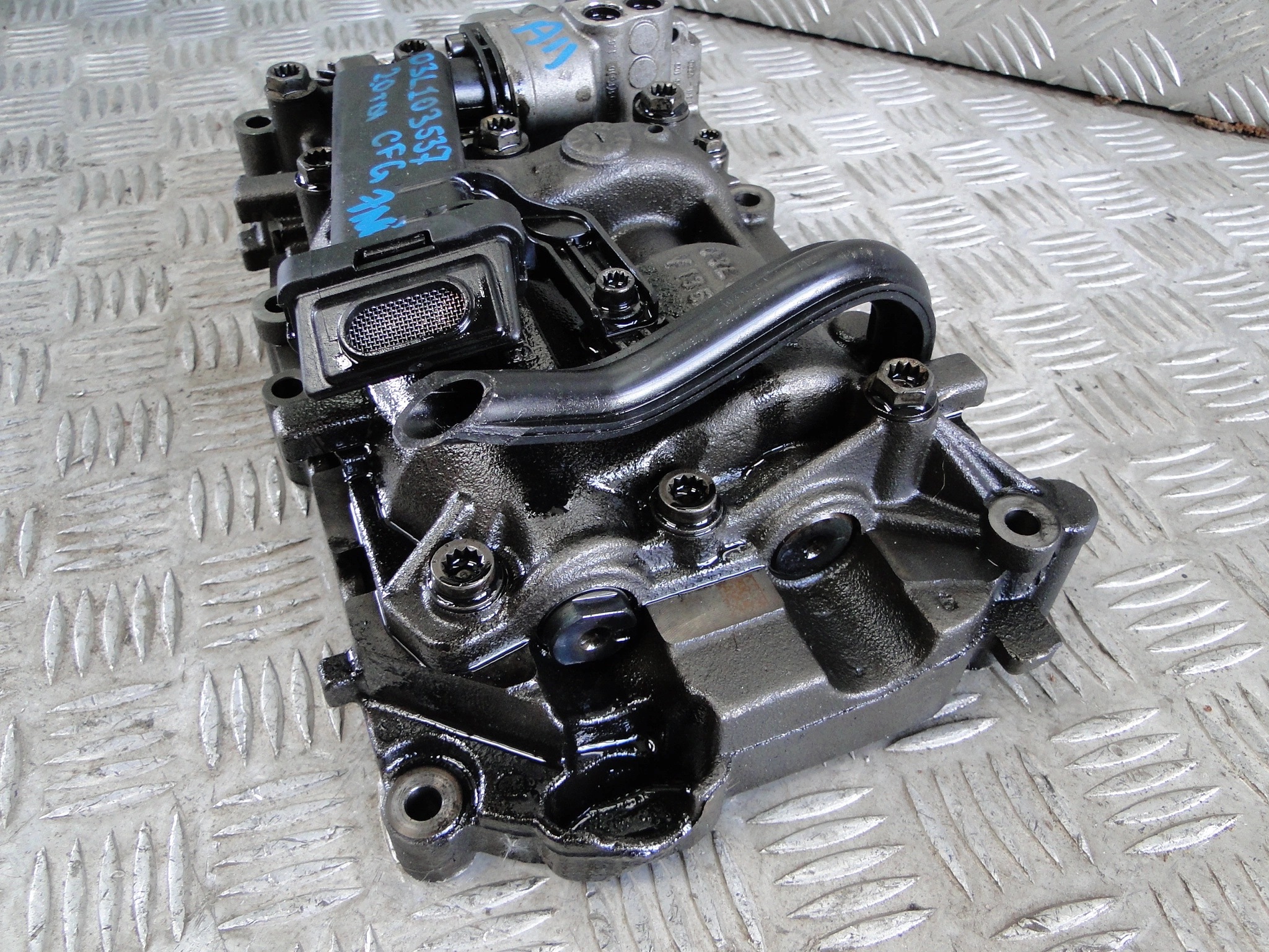 Öljypumppu Audi A4 B8 2.0TDI OEM 03L103537 image 4