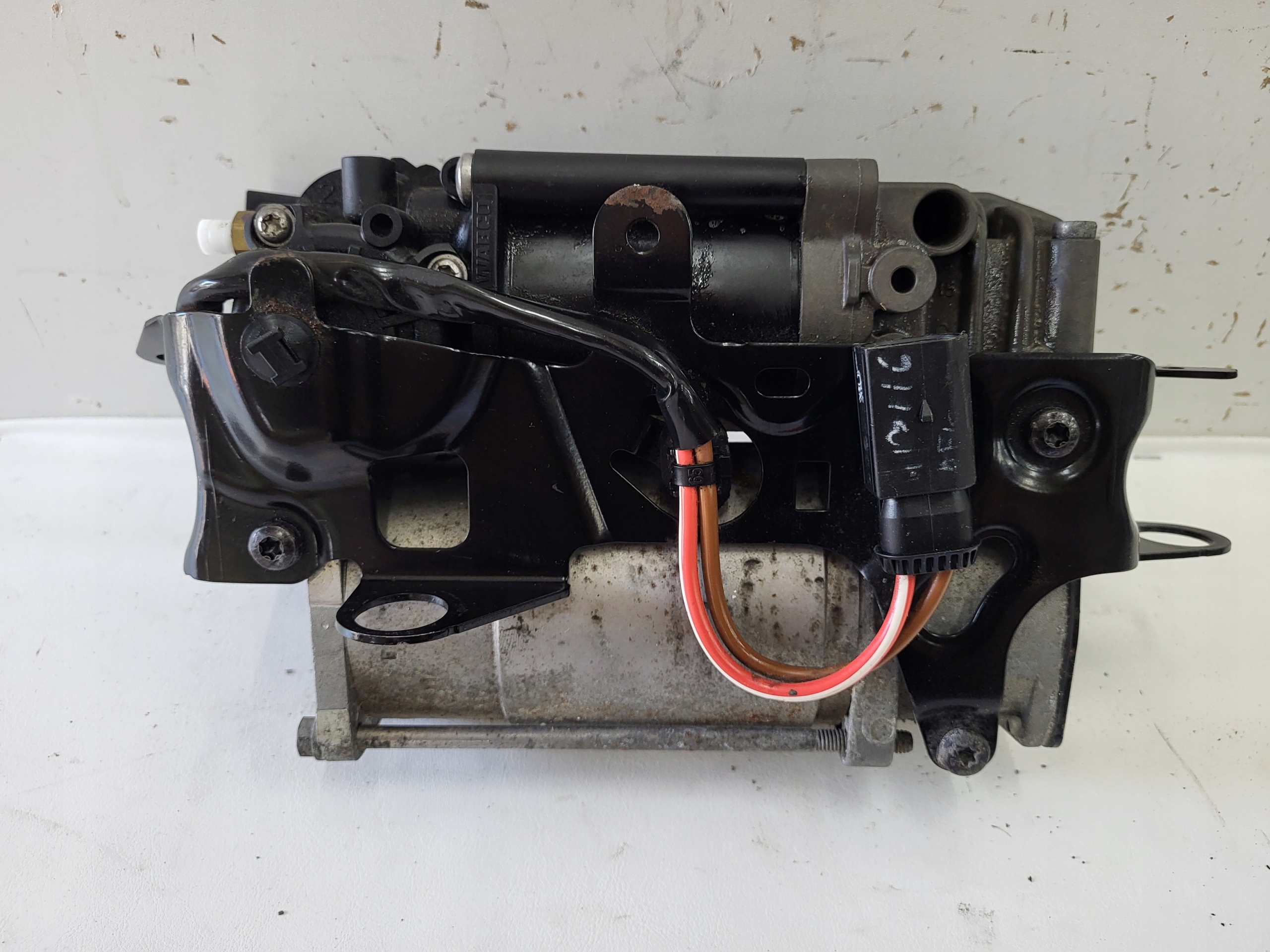 Compresor suspensión Mercedes E W212 OEM A2123200404 image 4