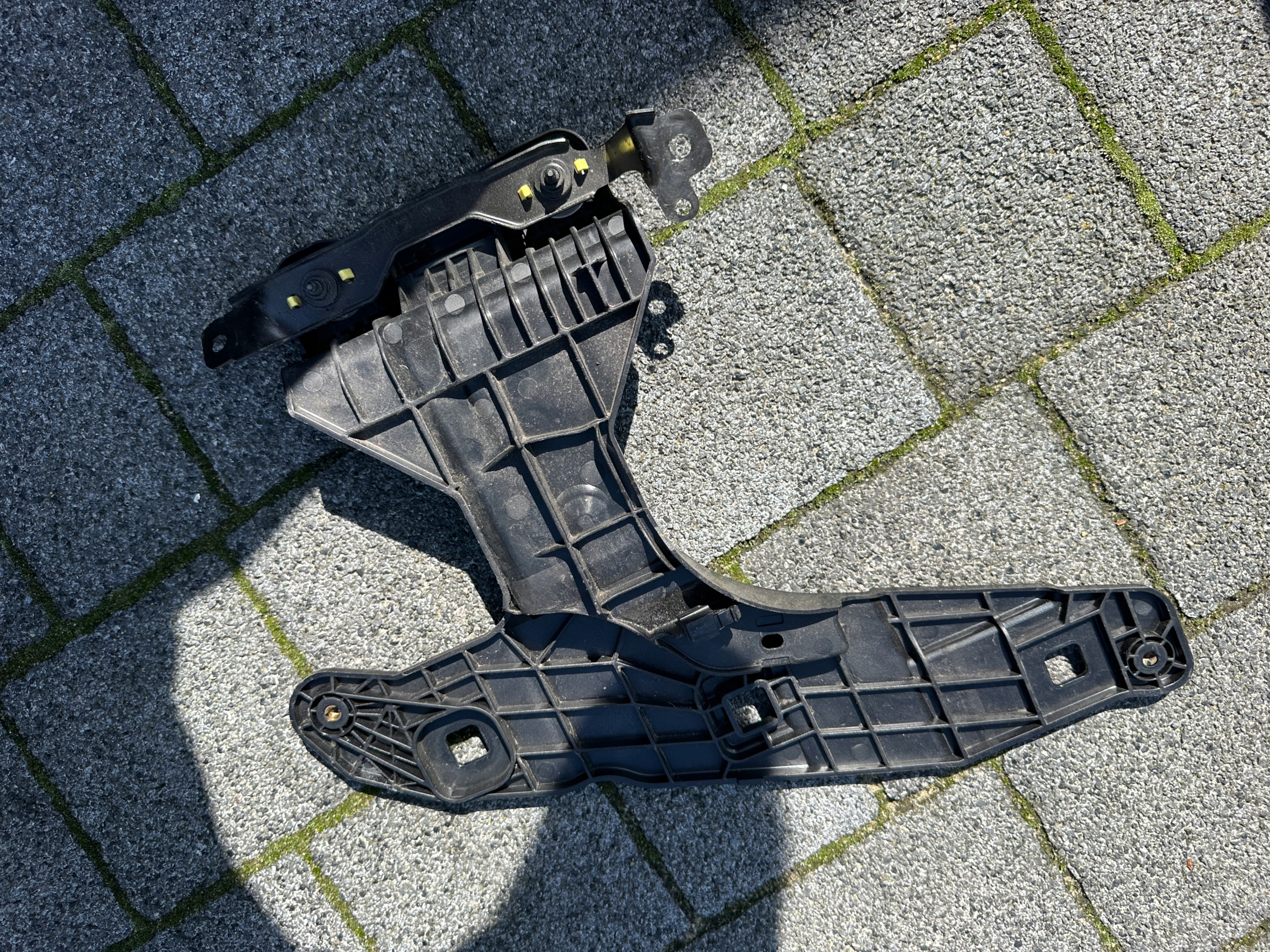 Porsche Macan 95B oikean ajovalon kiinnike OEM 95B941122F