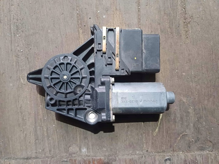 Volkswagen PASSAT B5 1998 Fensterhebermotor HINTEN LINKS