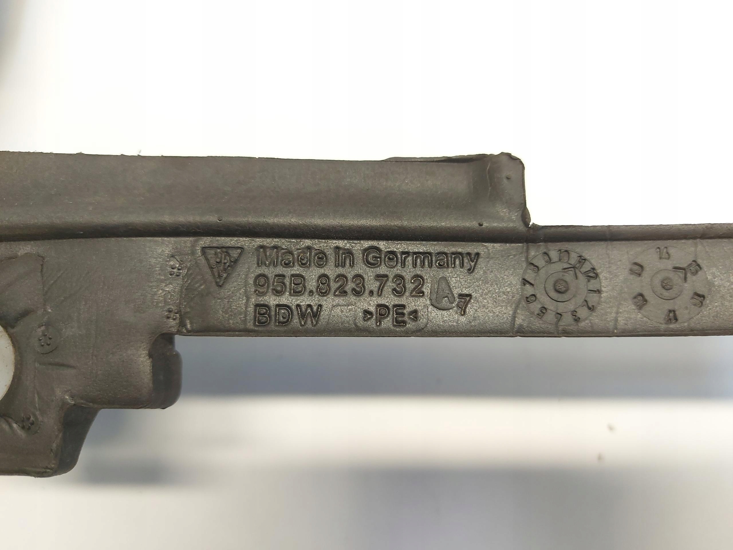 OEM 95B823732A Cache mousse charnière droit Porsche Macan image 3
