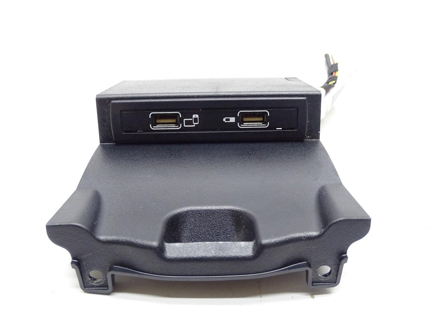 Enchufe Puerto USB Audio OEM A1728201700 Mercedes image 2