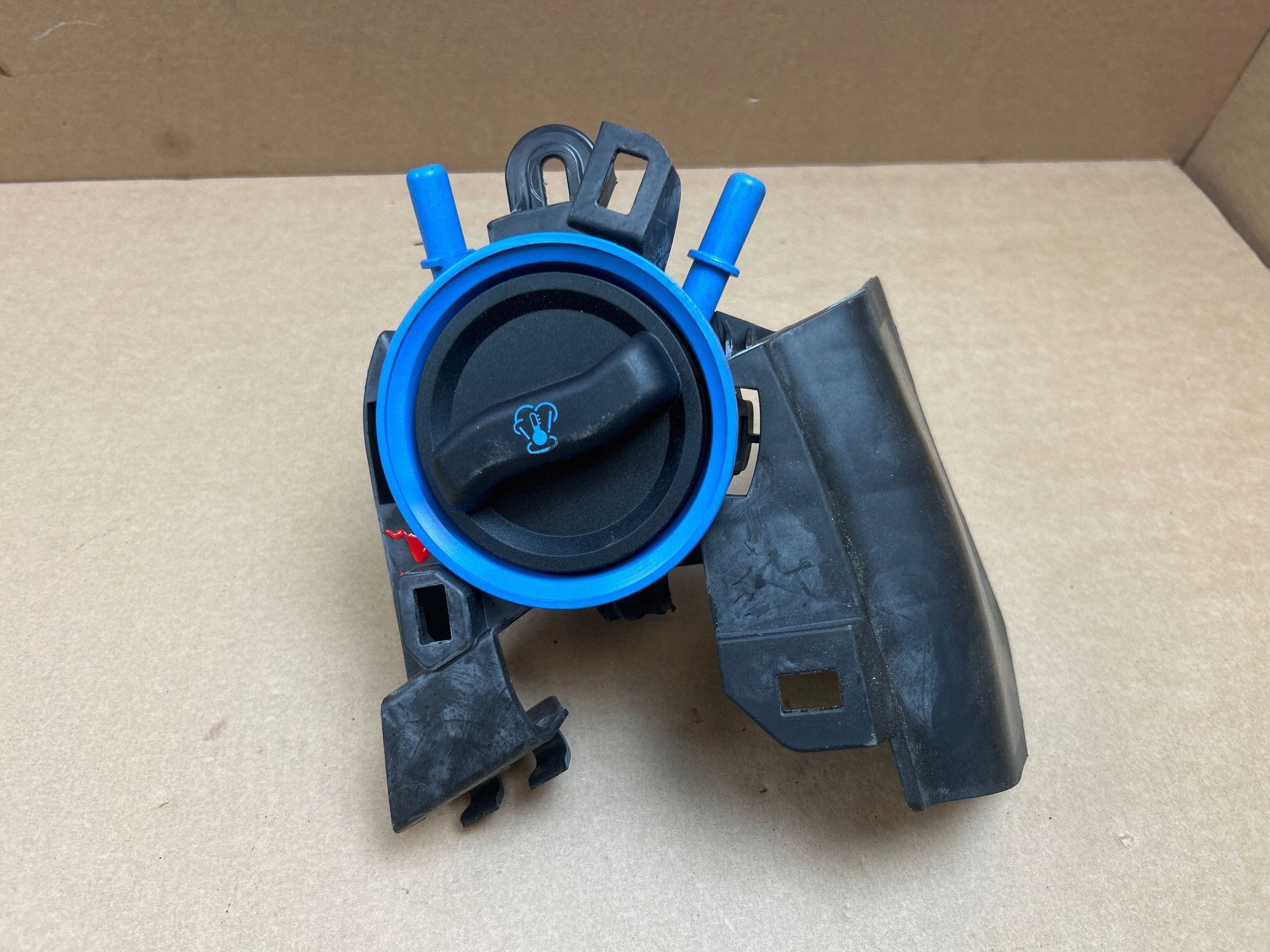 Porsche OEM 98155137702 polttoainekorkki Boxsterille image 2