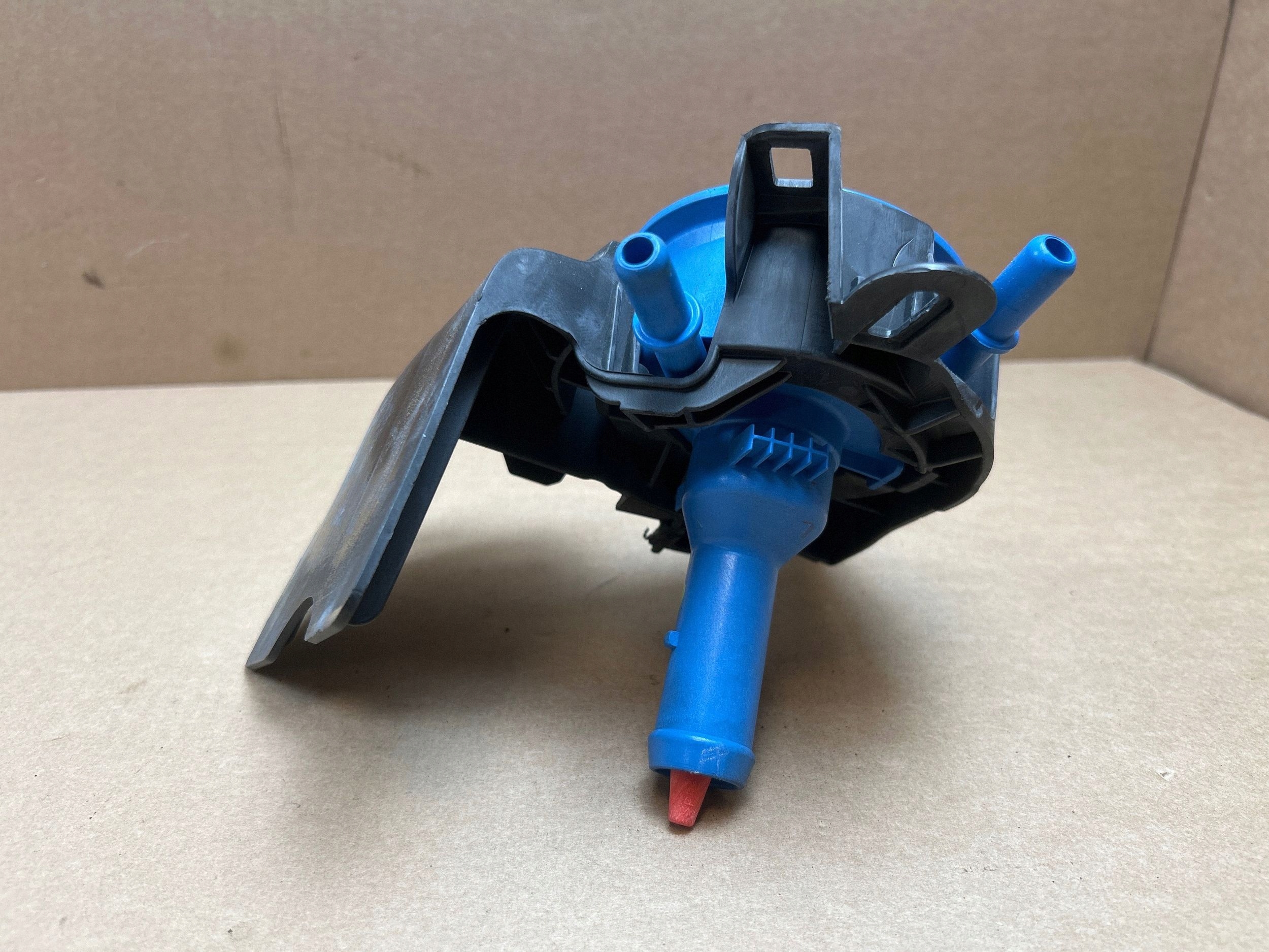 Porsche OEM 98155137702 polttoainekorkki Boxsterille image 4