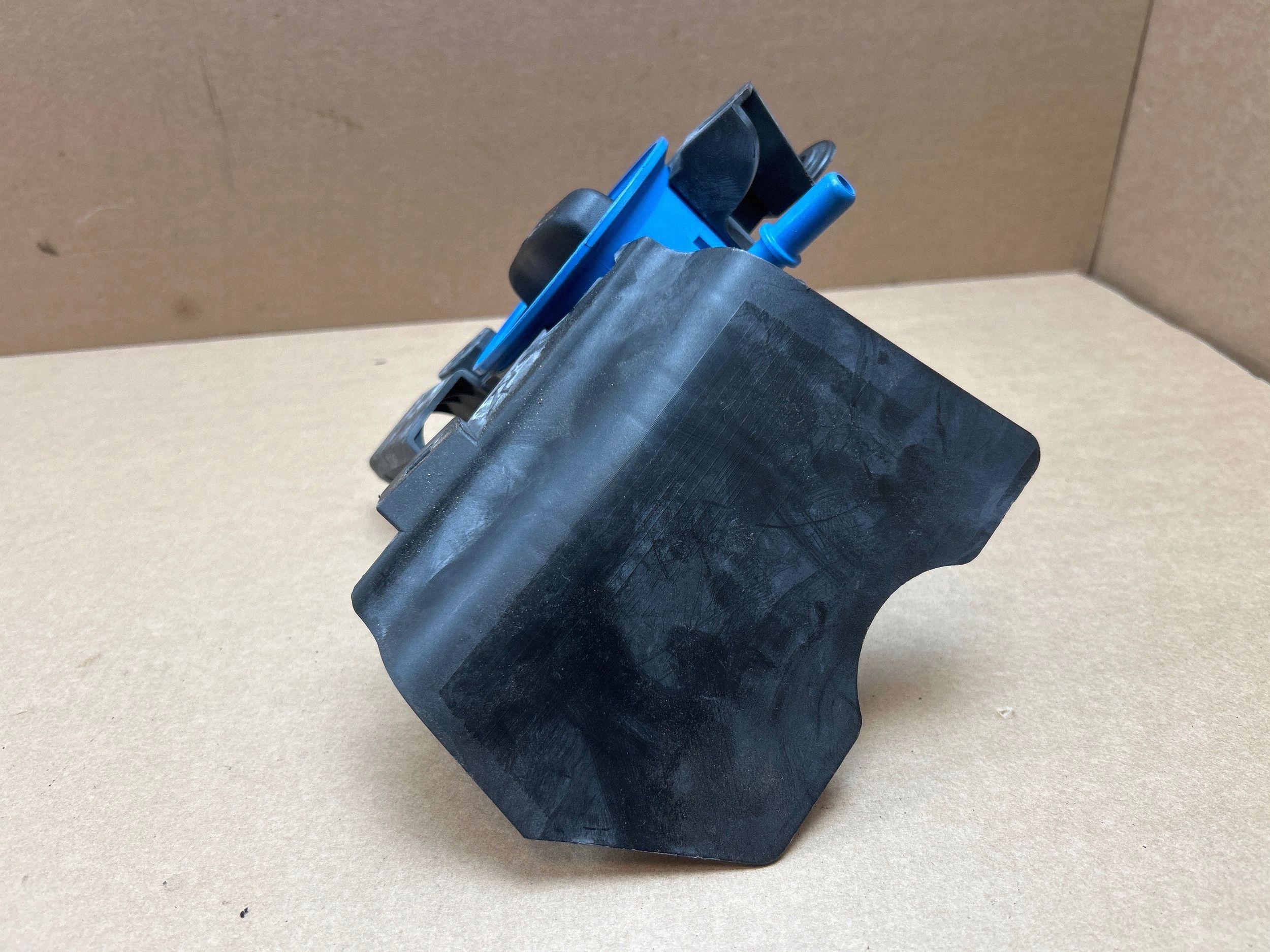 Porsche OEM 98155137702 polttoainekorkki Boxsterille image 5